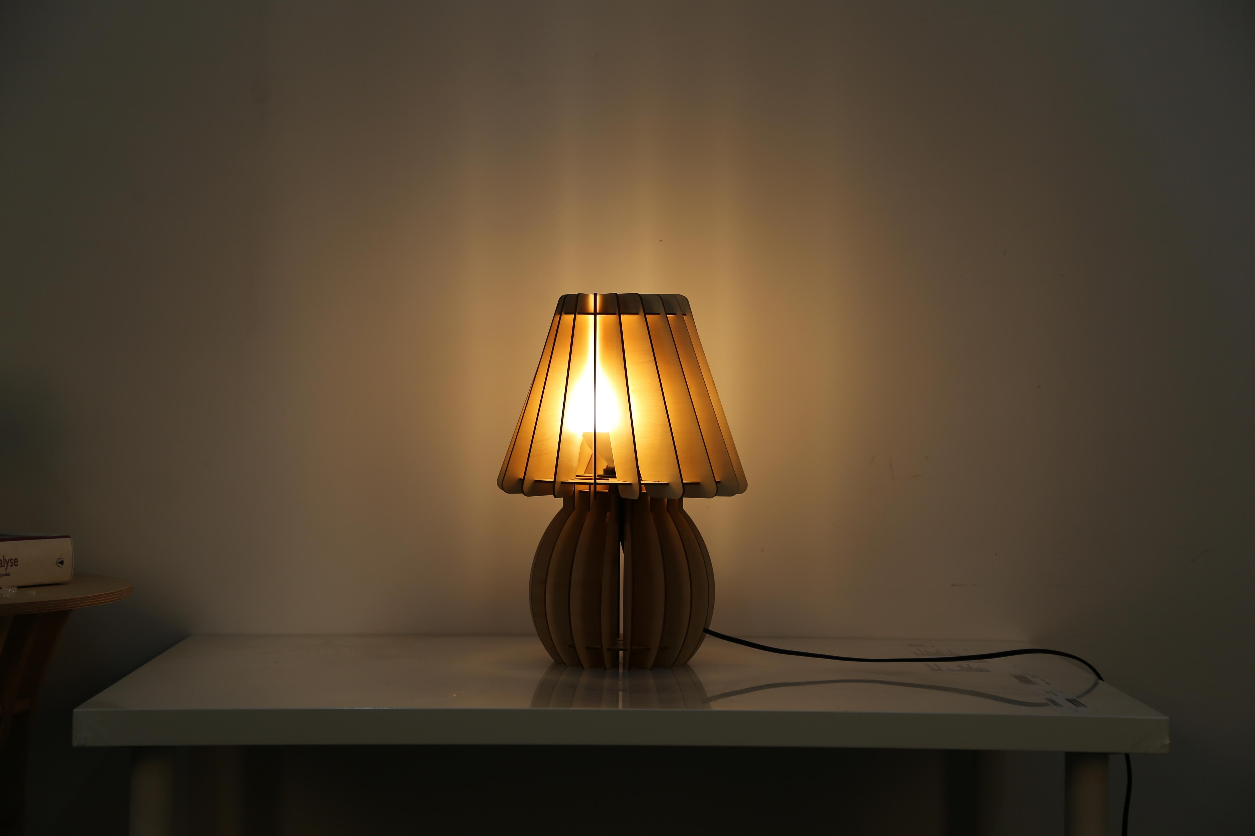 Gino Kayoom Tischlampe von Holz